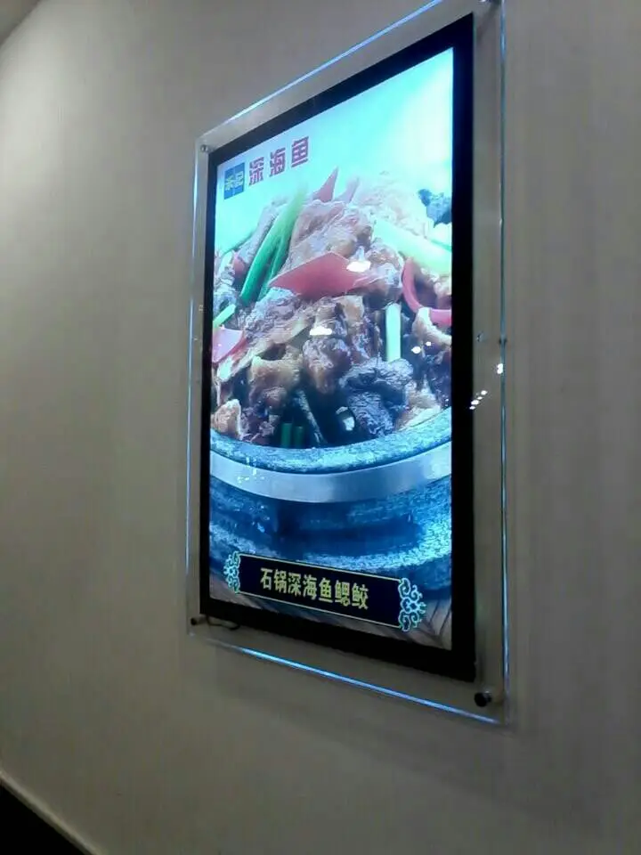 Световой короб с акриловой рамкой для настенного крепления в ресторане тонкий