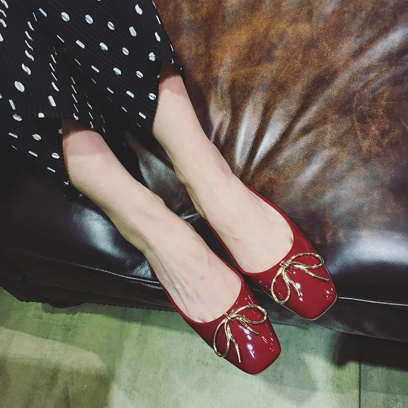 Туфли на плоской подошве с квадратным носком металлическими пуговицами лаковой