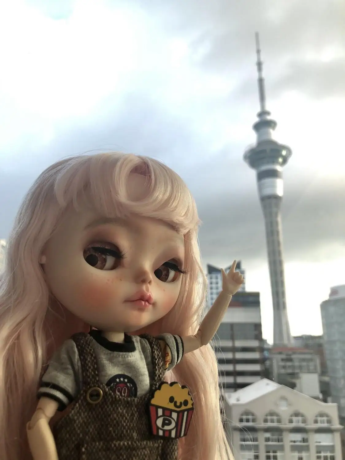 

Blythe cloth changes makeup to pink curly hair Excluding clothes.