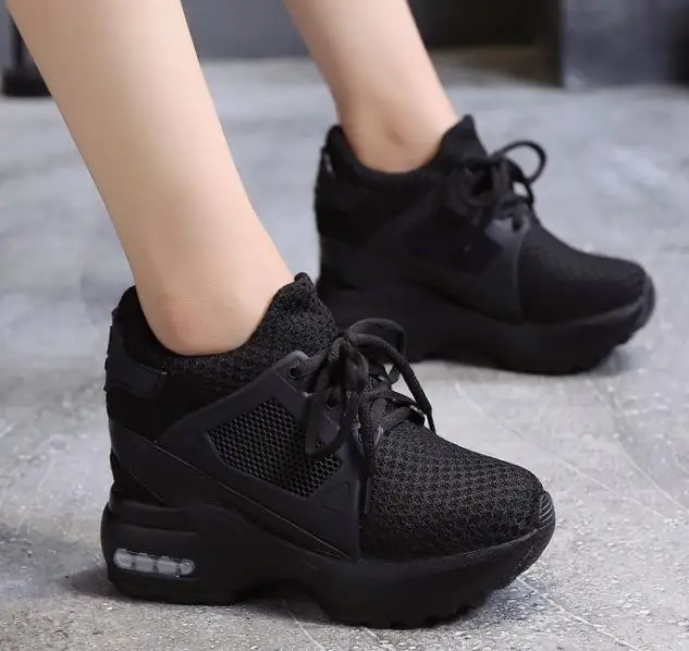 Женские кроссовки на платформе визуально увеличивающие рост с мягкой подошвой