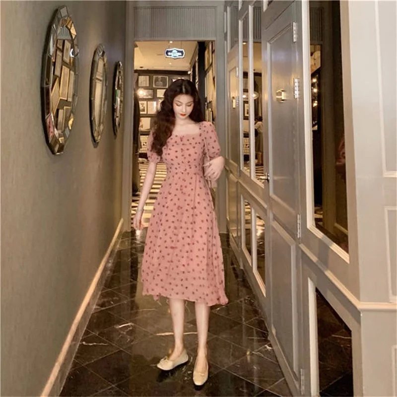 Женское длинное платье в горошек розовое с квадратным вырезом и пышными рукавами