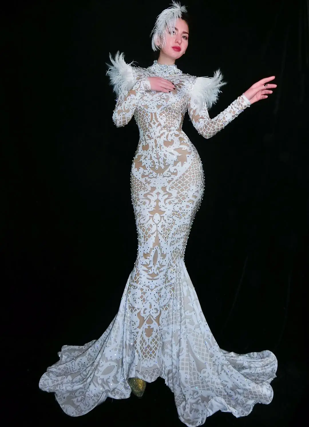 Женское блестящее Серебряное платье стразы с длинным шлейфом и перьями вечерний