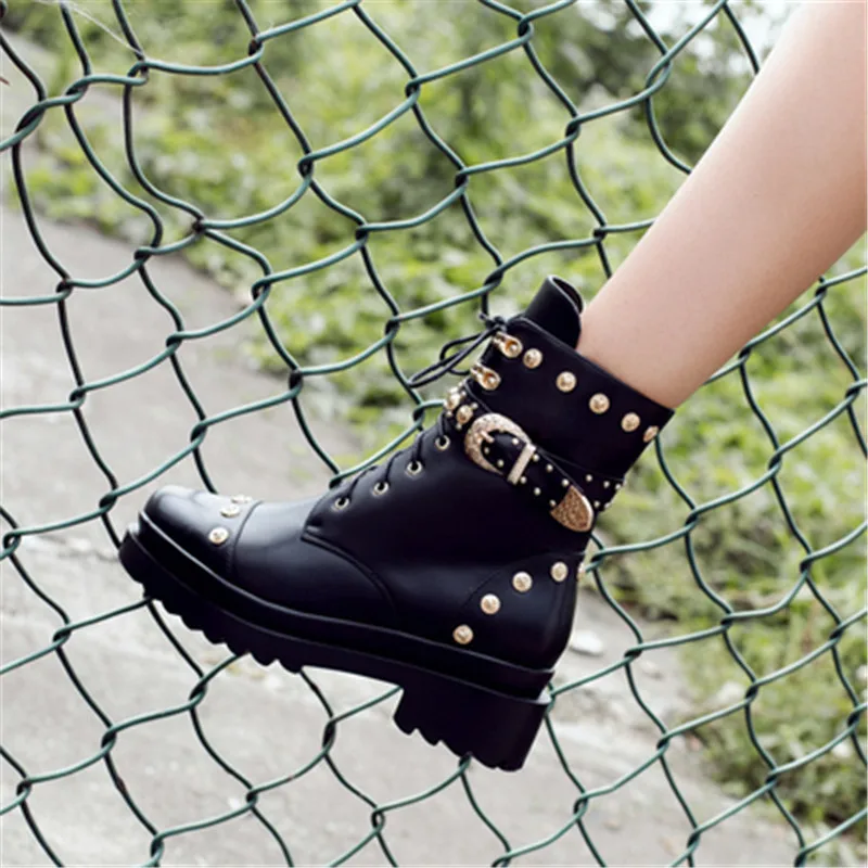 Женская обувь ботильоны с заклепками Украшенные пряжкой и ремешком на толстой