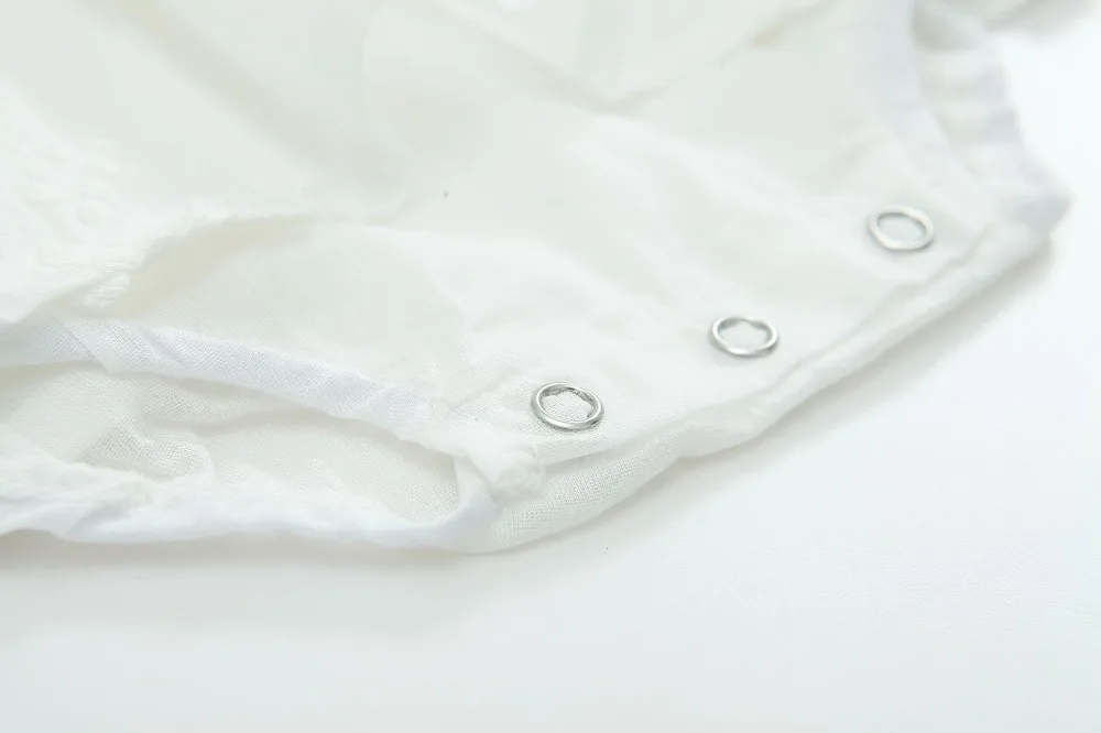 Детский белый комбинезон из 100% хлопка с короткими рукавами и круглым вырезом для