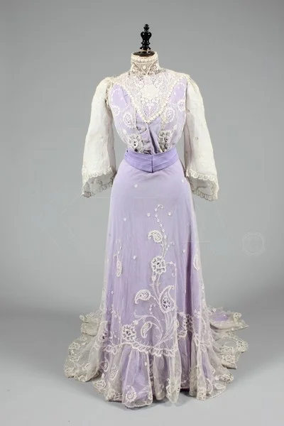 Такое мягкое женское платье из эдвардиана сиреневого цвета в викторианском