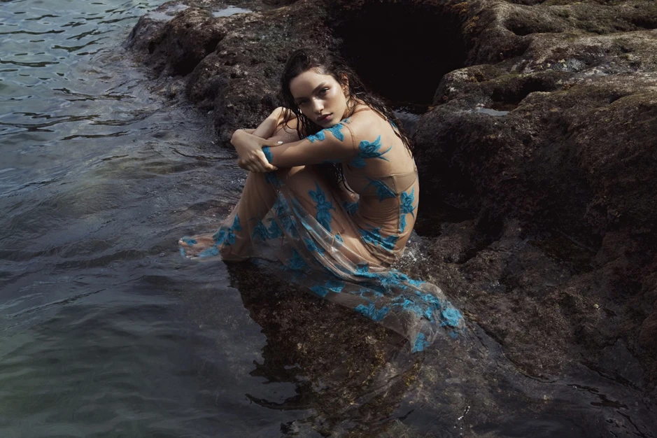 Женское платье с цветочной вышивкой бежевое Сетчатое макси круглым вырезом и