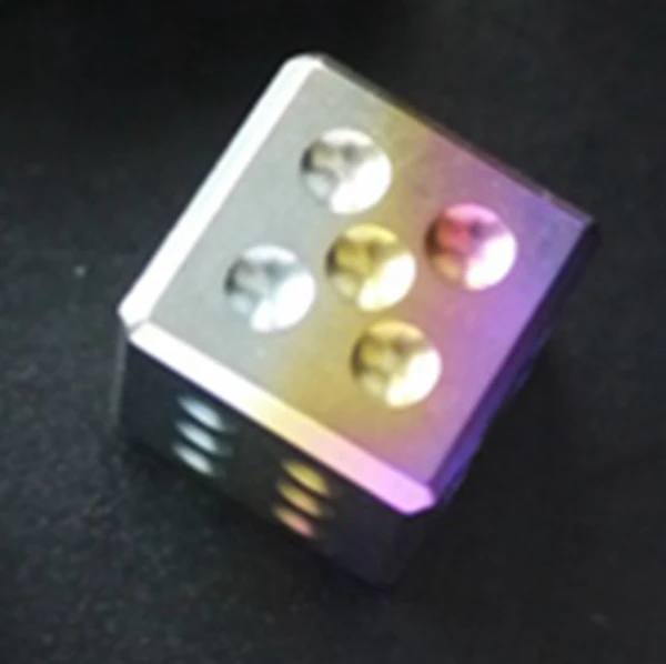 Colorful color EDC titanium сплав 6-боковые игра в кости питьевой кубика льда инструменты транзита Пинцет нетоксичный titanium материалы игрушка игра для повседневного использования - Цвет: Colorful color