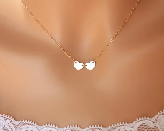 Модное женское ожерелье золотого цвета с сердечком изящное в минималистическом