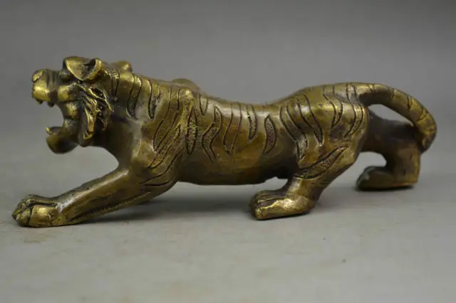 

Elaborate Chinese Old Handwork Copper Lifelike Robust Tiger Auspicious Statue