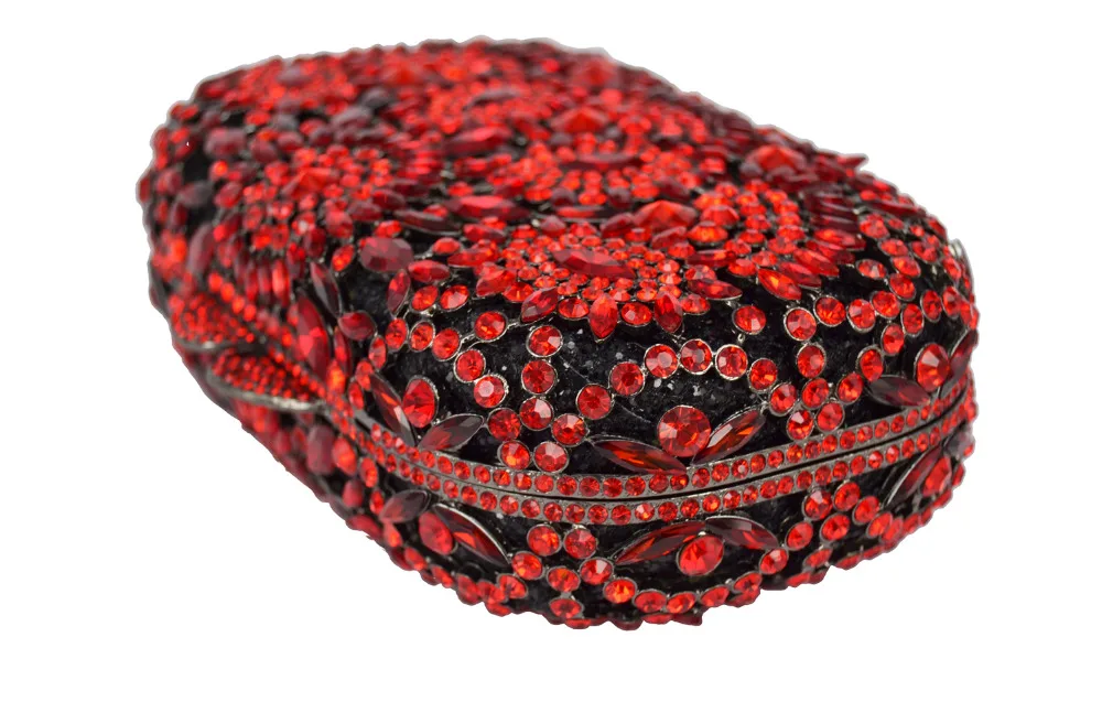 Красные туфли с отверстиями в виде цветов круглым вырезом и индийская сумка