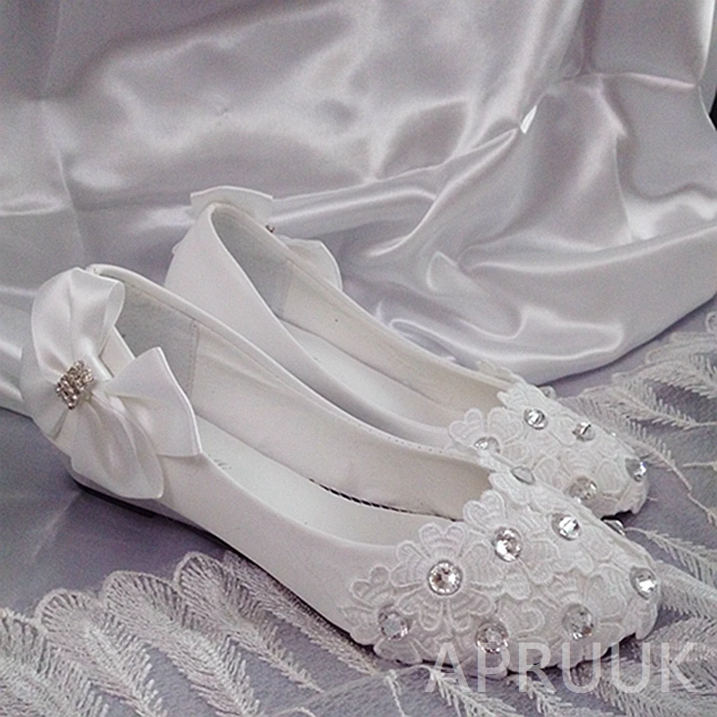 Свадебные туфли на низкой танкетке 3 см с кружевным цветком серебристыми