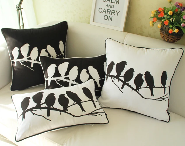 Черно-белый чехол для подушки в современном минималистском стиле с рисунком птиц
