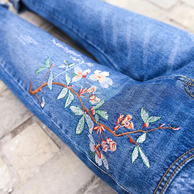 

New embroidered jeans with high waist and holes in spring and Autumn