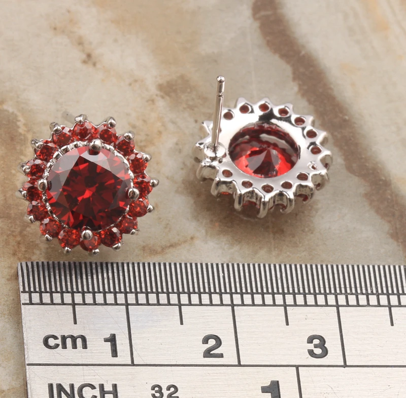 Круглые серьги гвоздики с красным бордовым гранатом и серебряным покрытием