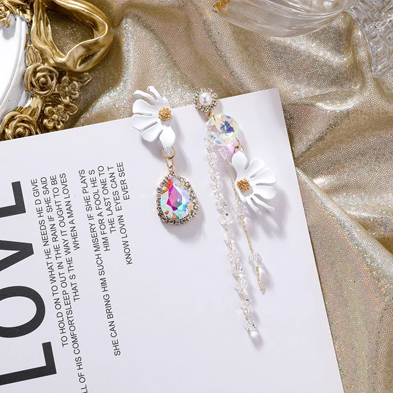 2019 Япония Корея мода Асимметричные белые лепестки кисточкой серьги сладкий