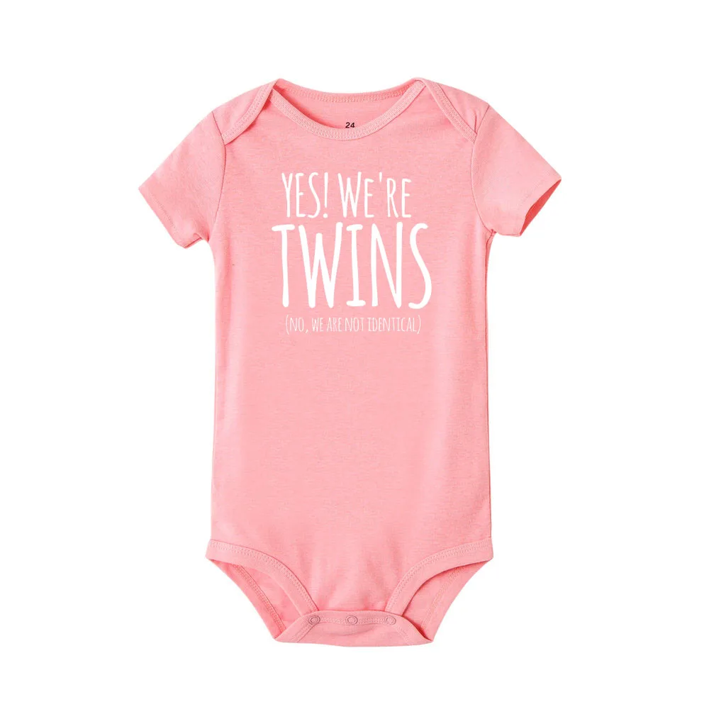 Yes We Are Twins Newborn Twins буква принт комбинезон одежда для маленьких мальчиков и девочек белый игровой костюм с коротким рукавом детский комбинезон - Цвет: R980-SRPPK-