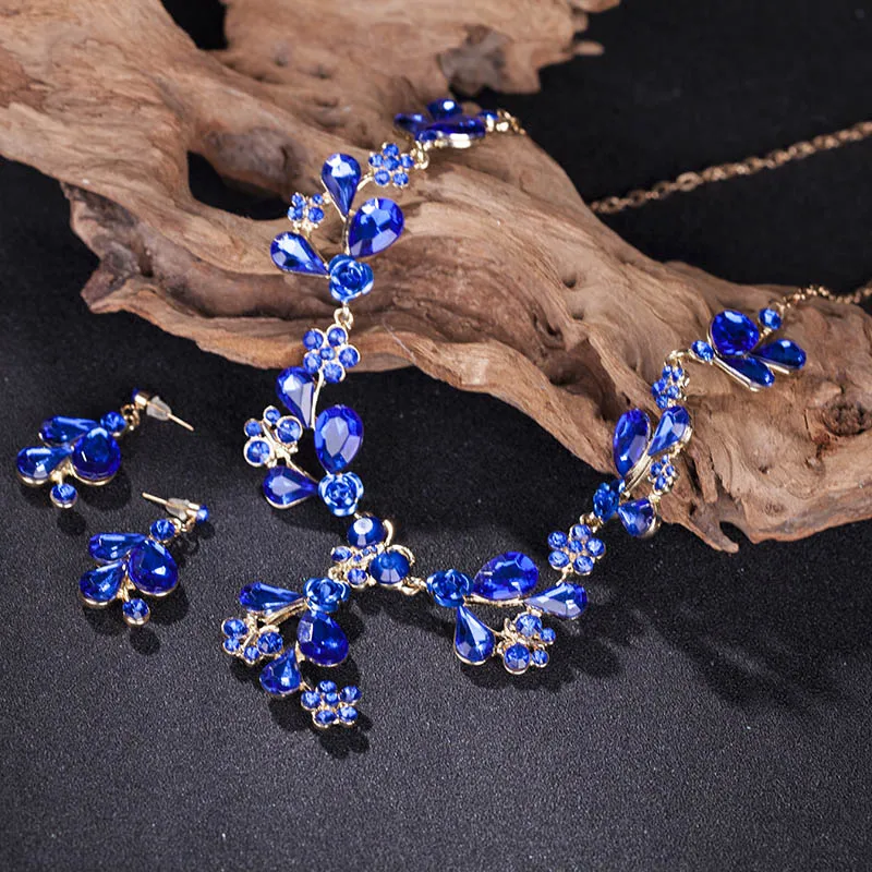 Женский ювелирный комплект из колье серёг и кольца с разноцветными