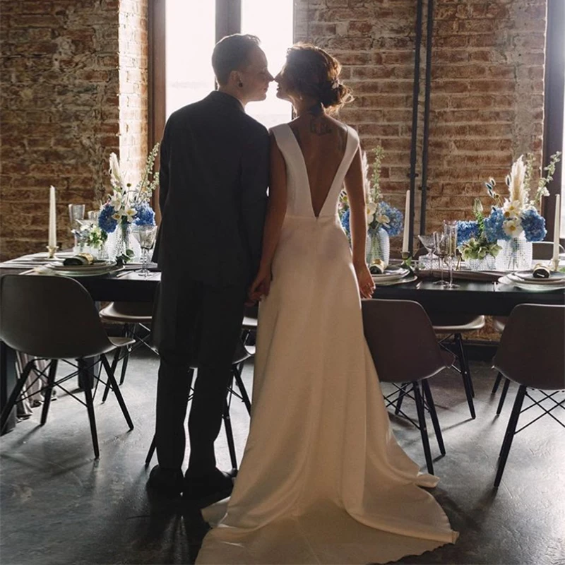 Простое пляжное свадебное платье с v образным вырезом и открытой спиной белое