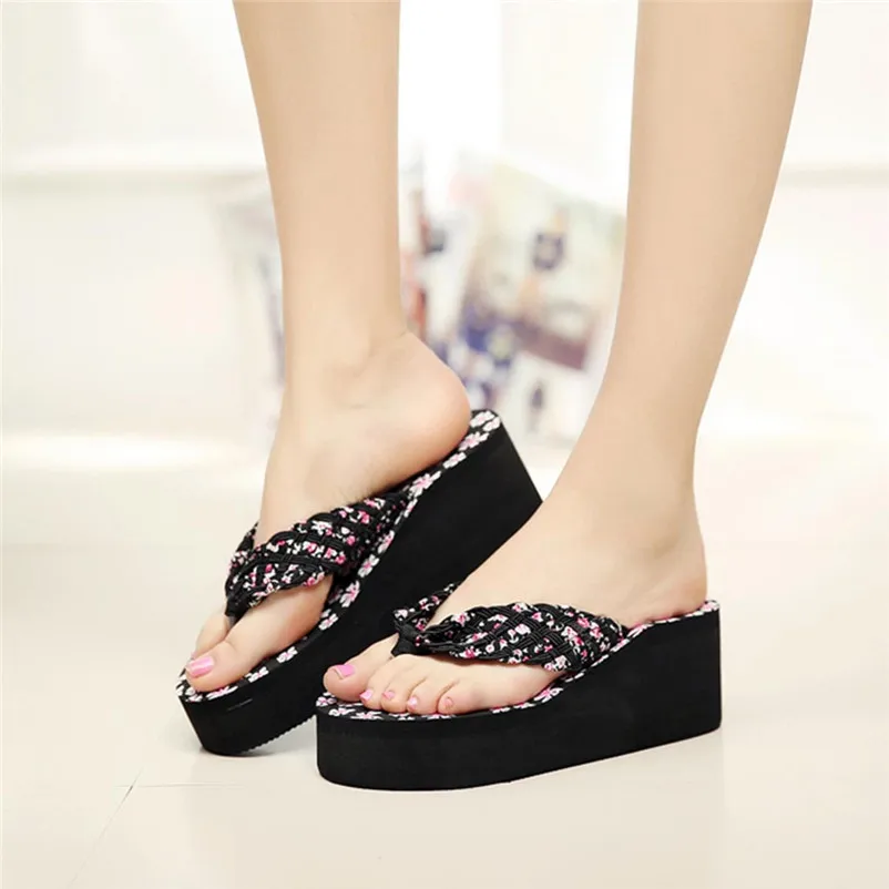 Женские шлепанцы на танкетке сандалии с цветочным принтом пляжная обувь модные