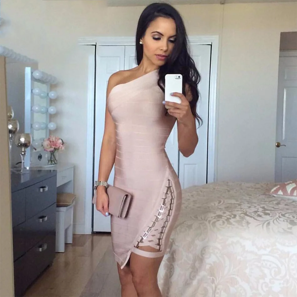 Женское облегающее платье на одно плечо бежевое черное без рукавов с вырезами