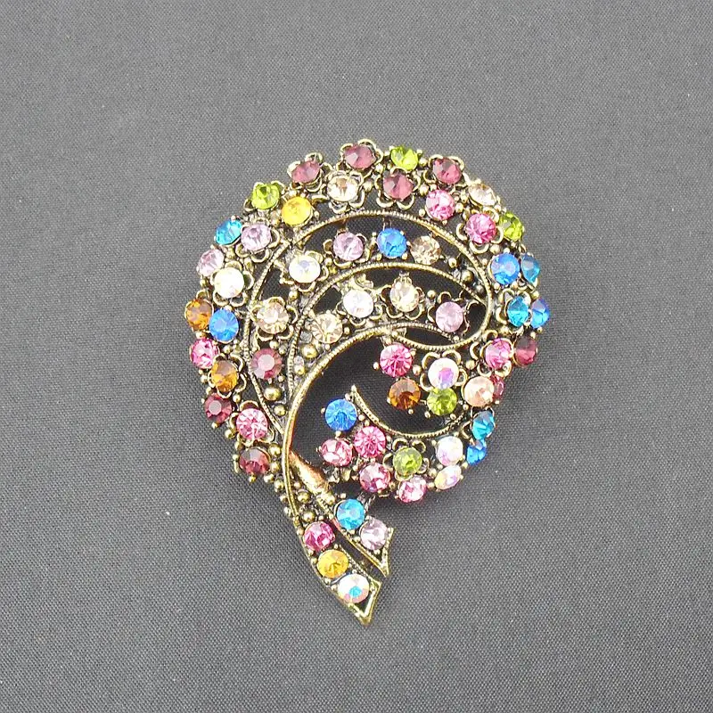 Винтажная под старину с бронзовым покрытием разноцветными вставками хрусталя