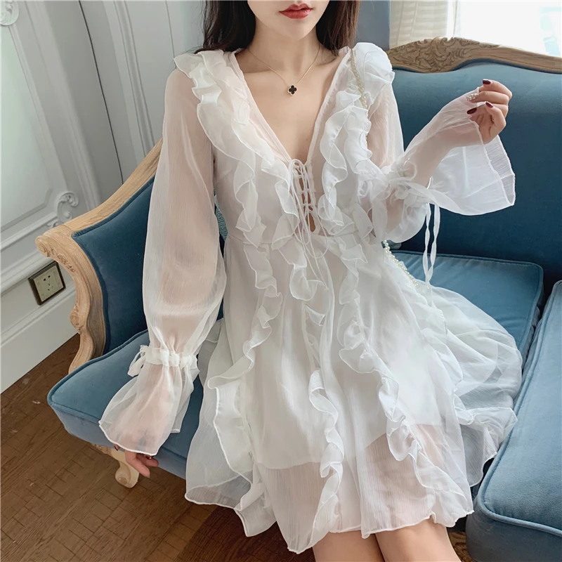 Шифоновое платье с V образным вырезом оборками и длинными расклешенными