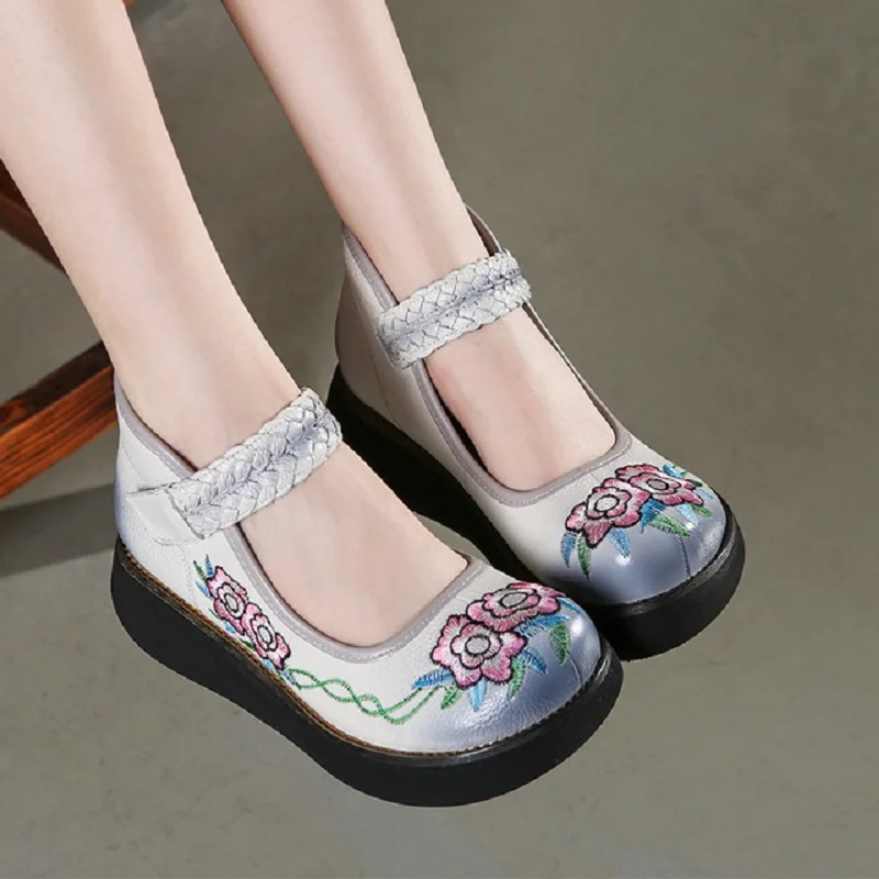 Женские туфли на танкетке лодочки из натуральной кожи с цветочной вышивкой в