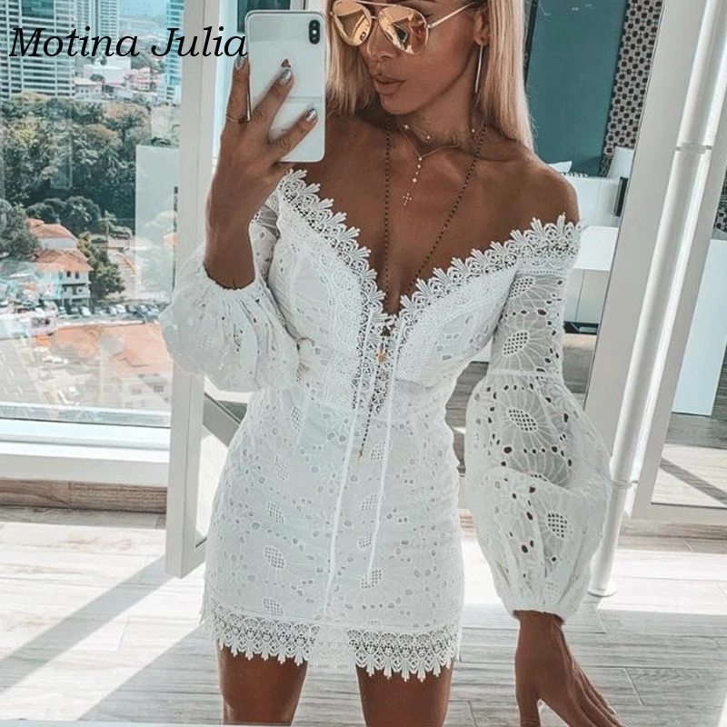 Платье-мини кружевное с длинным рукавом открытыми плечами и шнуровкой | Женская