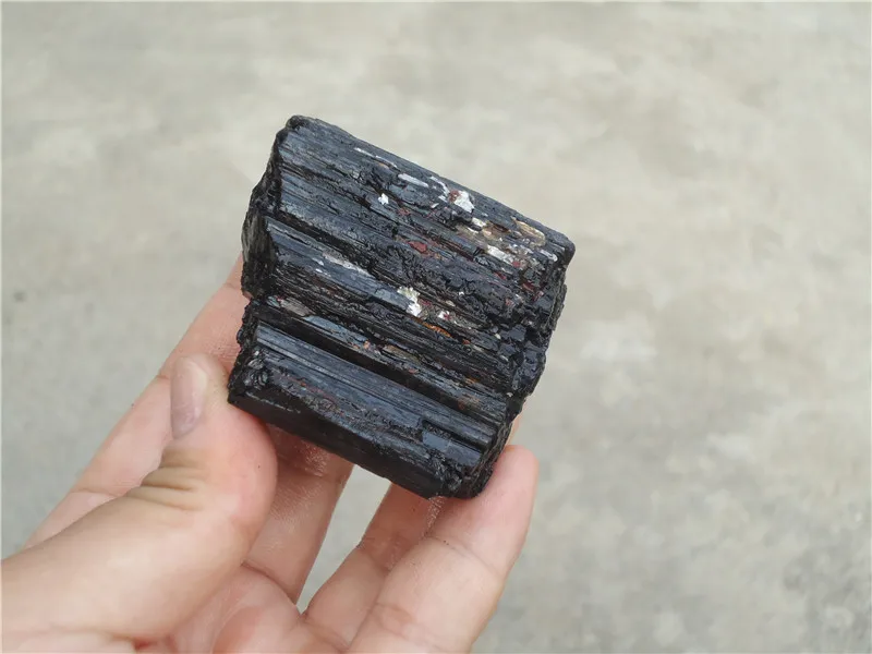 

Натуральный черный турмалиновый камень, 160 г, фотообразец LA1018