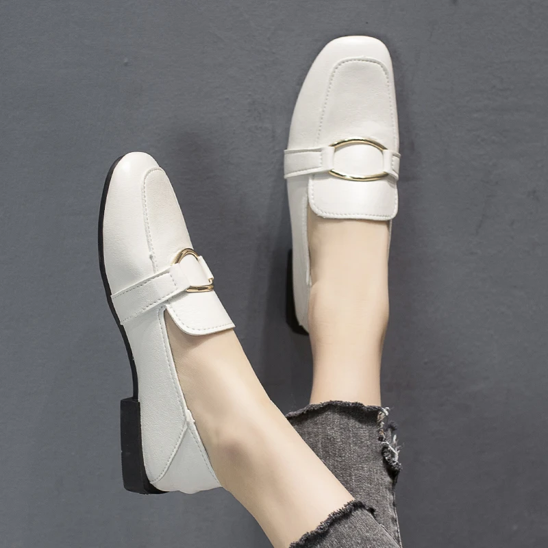 Женские лоферы с квадратным носком без шнуровки на плоской подошве