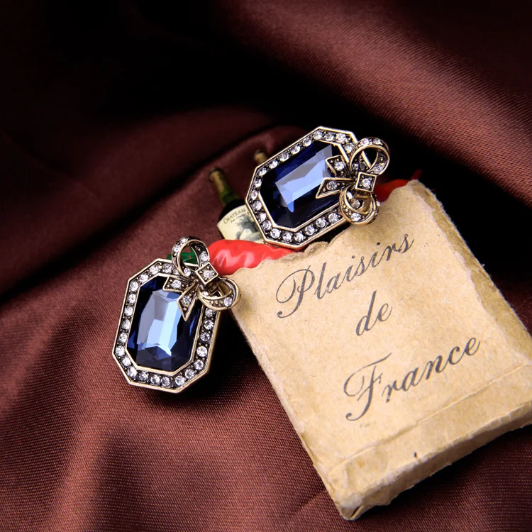 Женские квадратные серьги-гвоздики с бантом красные и синие кристаллами