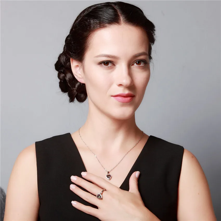 Ожерелье с кулоном в виде сердца серебристого цвета | Украшения и аксессуары