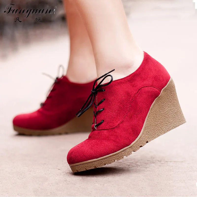 Новые женские ботинки на танкетке модные флоковые ботильоны высоком каблуке и