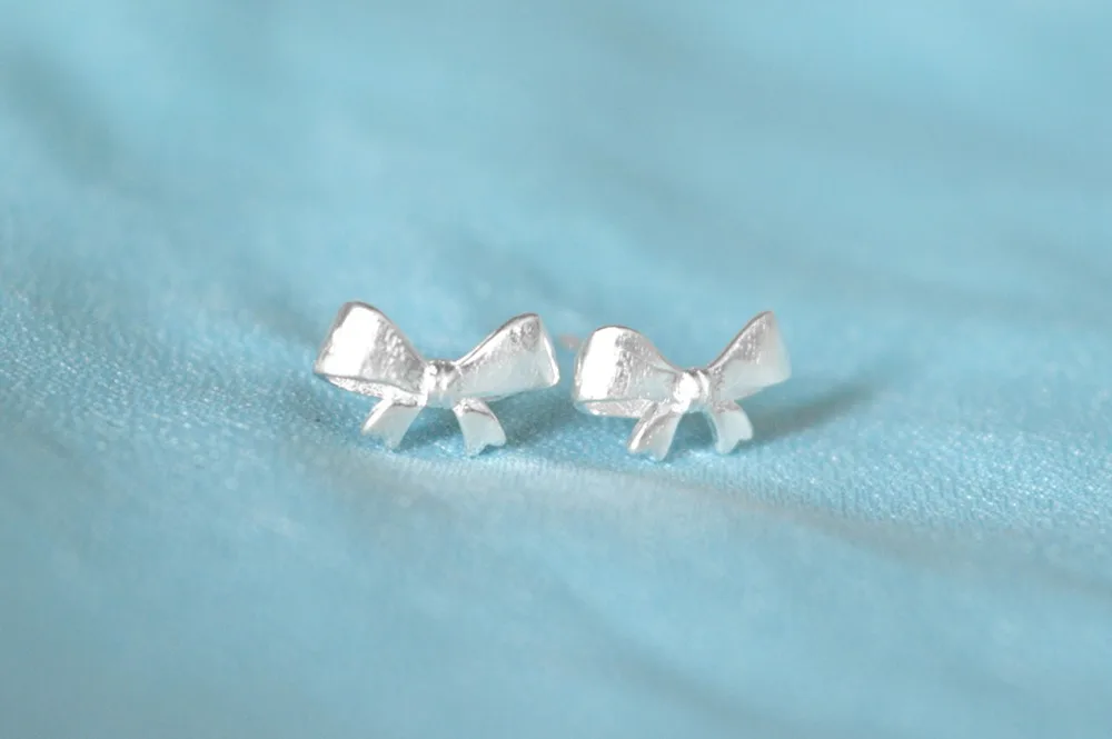 От магазина QIMING простое с милым бантом серьги для девочки ясельного возраста