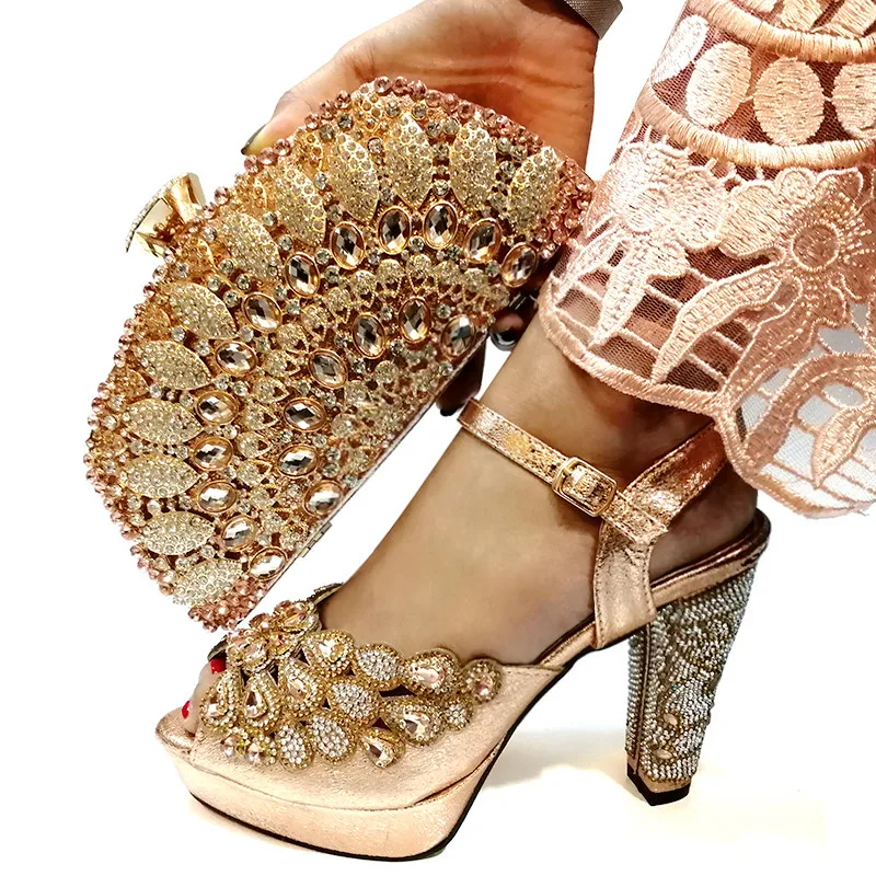 Комплект из обуви и сумки в итальянском стиле комплект туфель сумочки синего