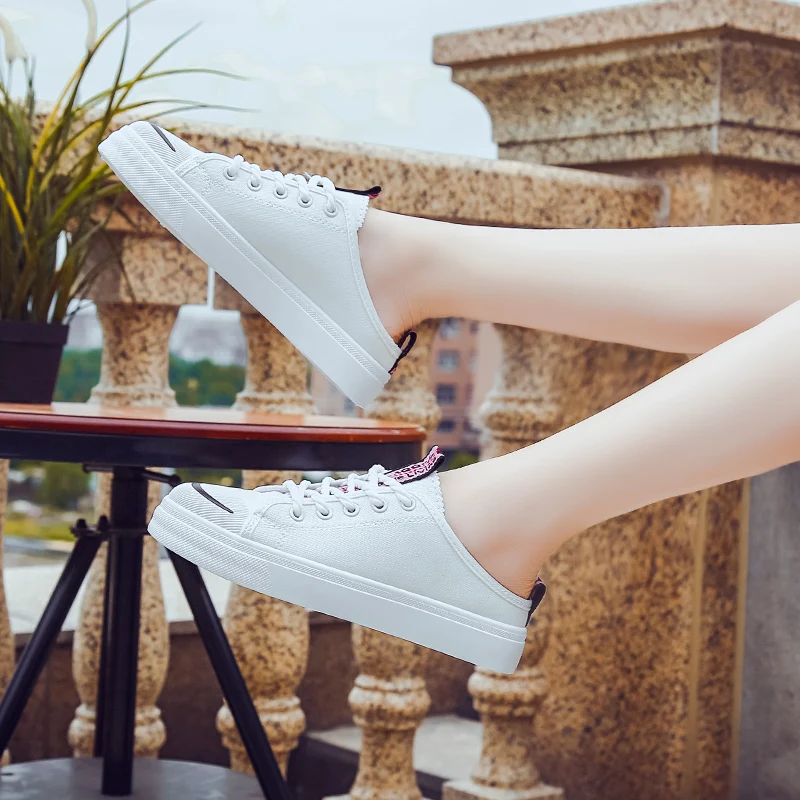 Новые весенние теннисные туфли на шнуровке белого цвета женские из