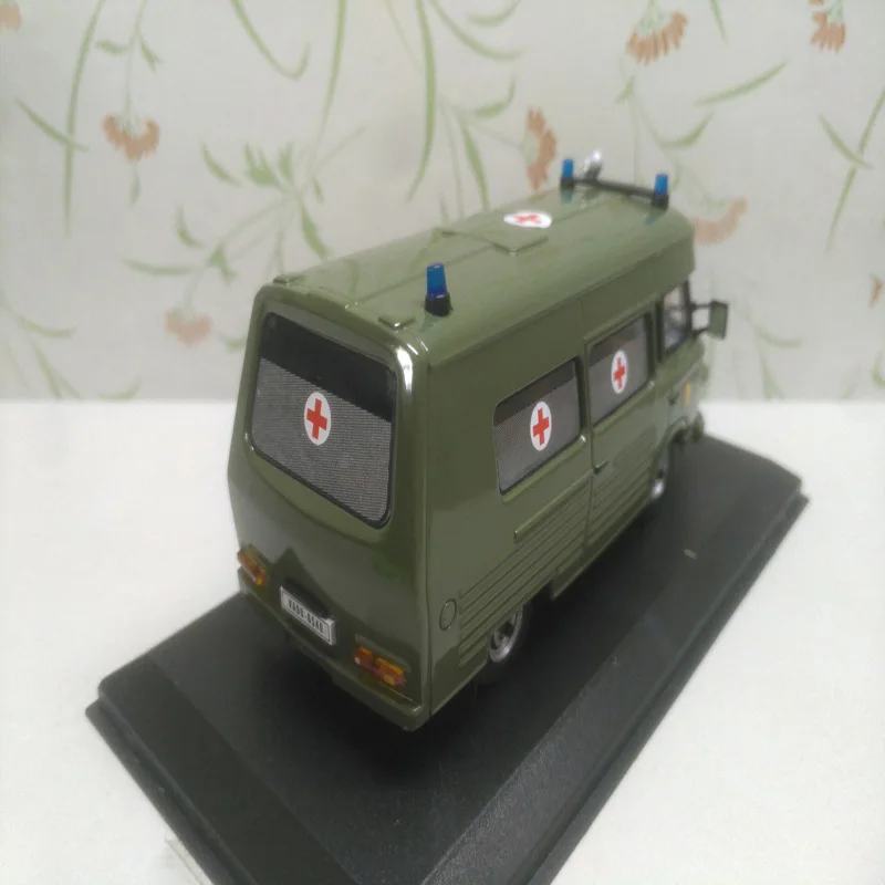 Винтажная военная машина скорой помощи 1/43 IST 170T BARKAS B1000 SMH 3 NVA 1985| |