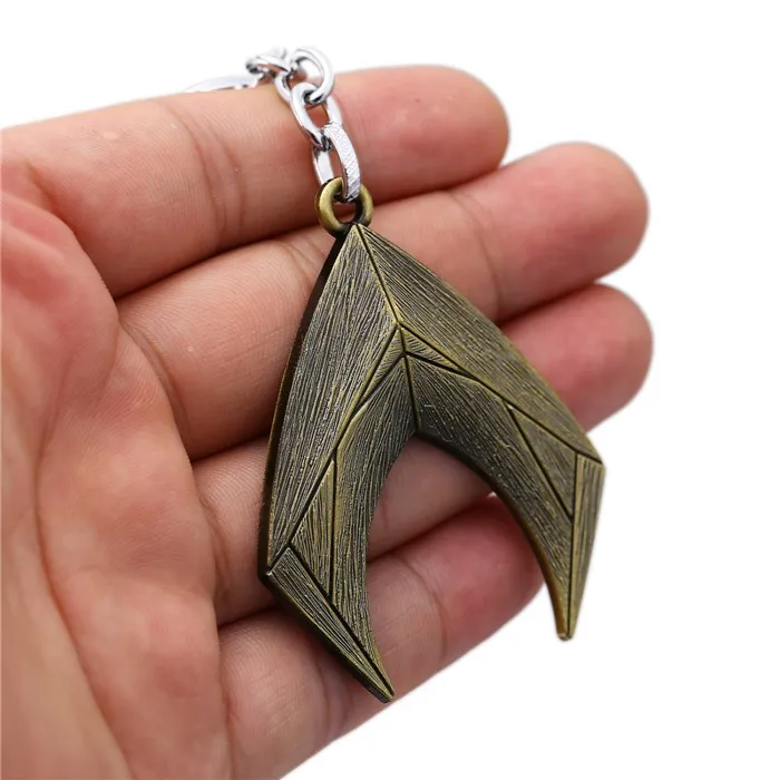 Поступления Аквамен брелок игрушки Trident Книги об оружии Nacklace аксессуары кулон