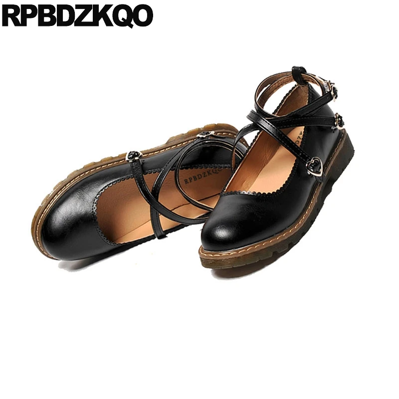 Женская обувь на толстой плоской подошве с ремешком щиколотке металлической
