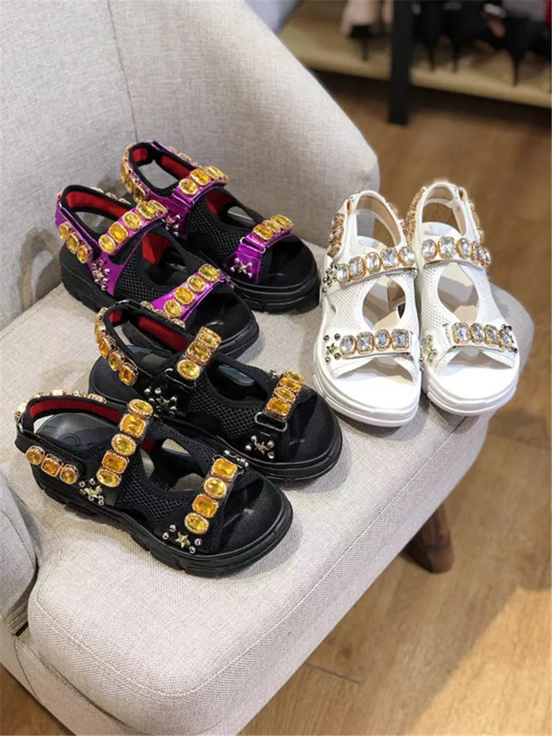 Женские сандалии с заклепками босоножки на плоской платформе со стразами и