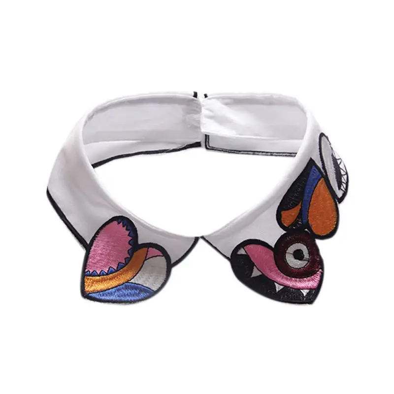 Женская рубашка бежевого цвета со съемным воротничком украшенная жемчугом