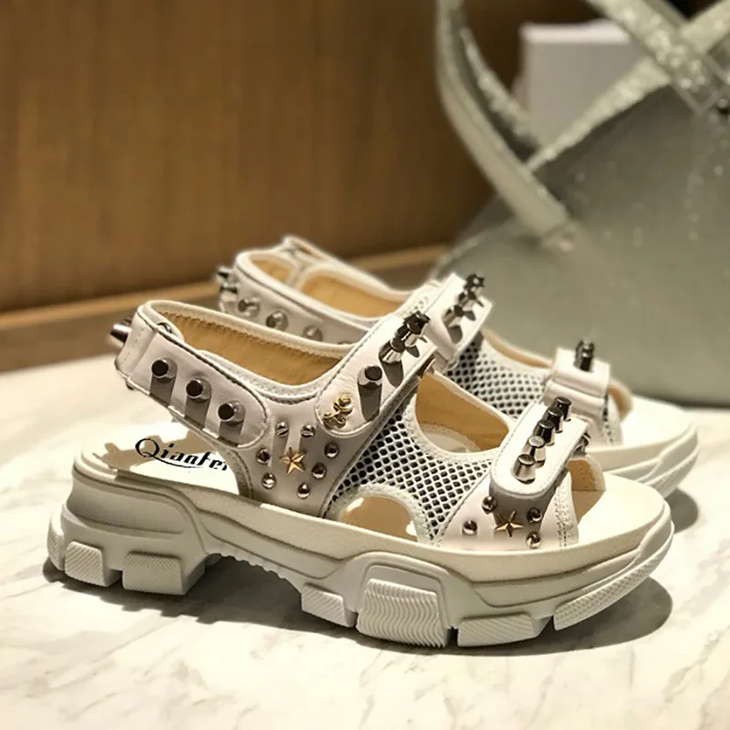 Обувь с заклепками; женские босоножки на платформе; zapatos de mujer; брендовая пляжная обувь с металлическими украшениями; chaussures femme; массивные сандалии; mujer