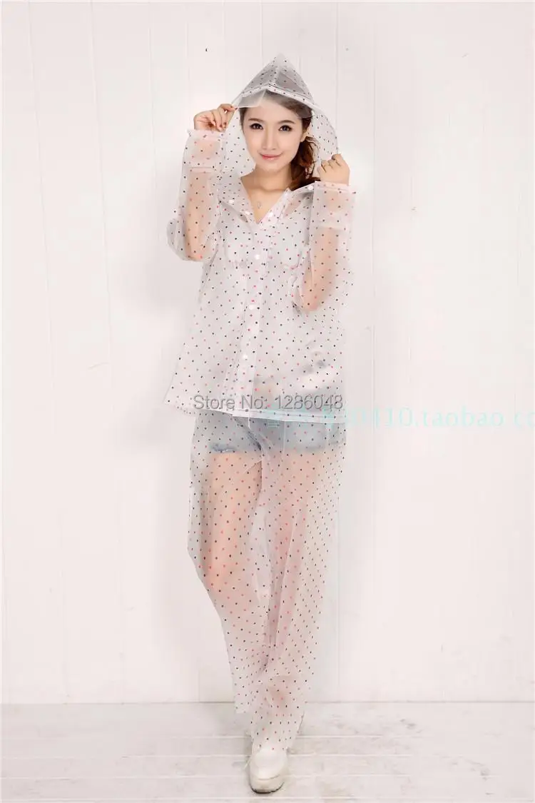 Женский непромокаемый плащ с капюшоном прозрачный пластиковый в горошек для