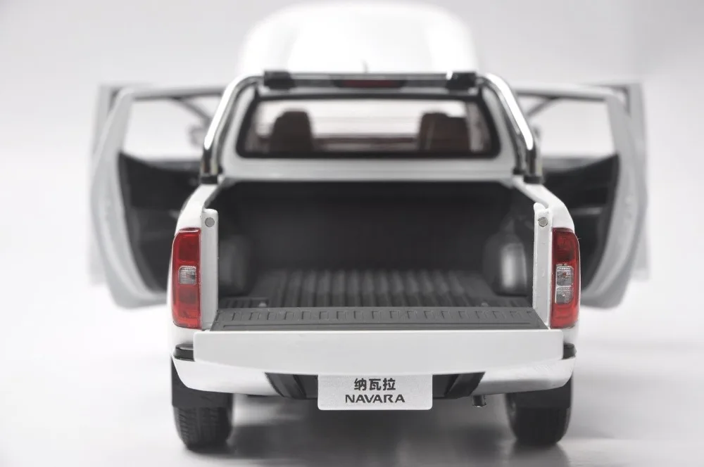1:18 литья под давлением модель для Nissan Navara NP300 Белый Пикап сплав игрушечный автомобиль миниатюрная коллекция подарки грузовик
