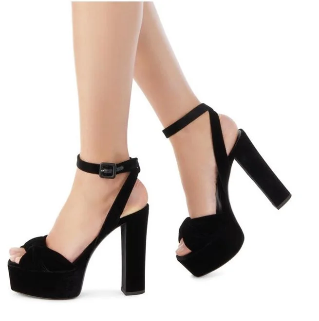 Женские босоножки на квадратном каблуке черные или коричневые бархатные