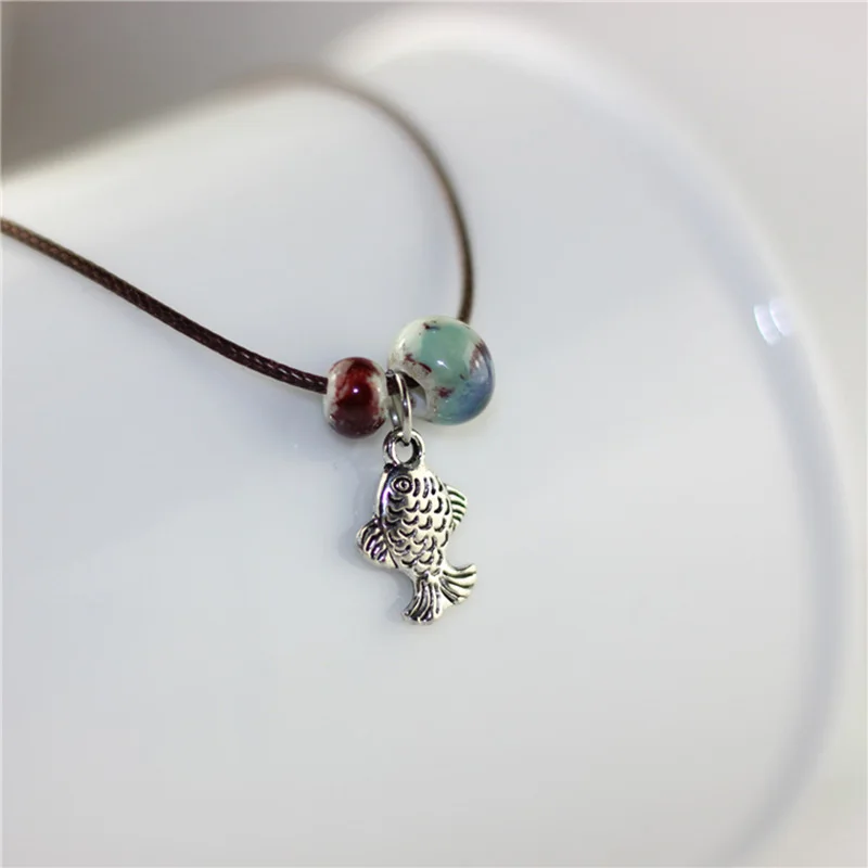 Браслет на ногу женский керамический с двойными бусинами подвеска в виде рыбы