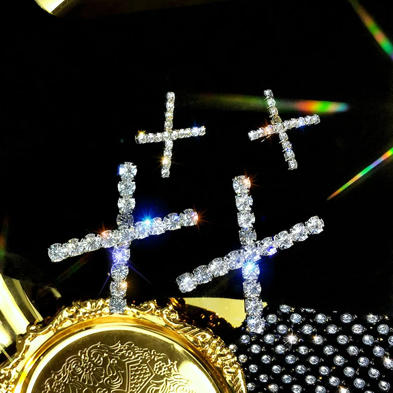 Серьги-гвоздики в виде букв х с кристаллами | Украшения и аксессуары