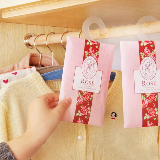 В помещении можно повесить натуральные пакетики гардероб устойчивые к насекомым