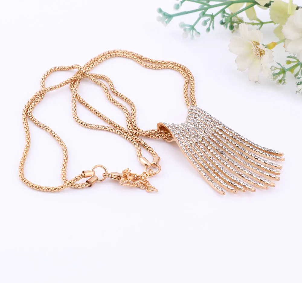 Женский ювелирный комплект из колье и серёг с кристаллами