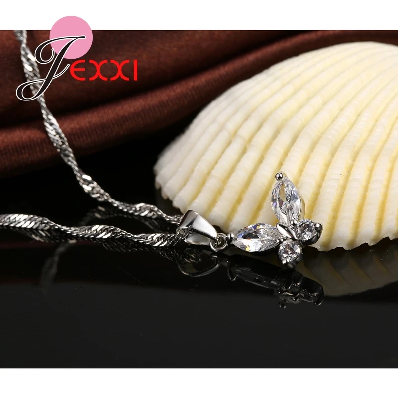 Женское серебряное ожерелье с кулоном в виде бабочки из фианита